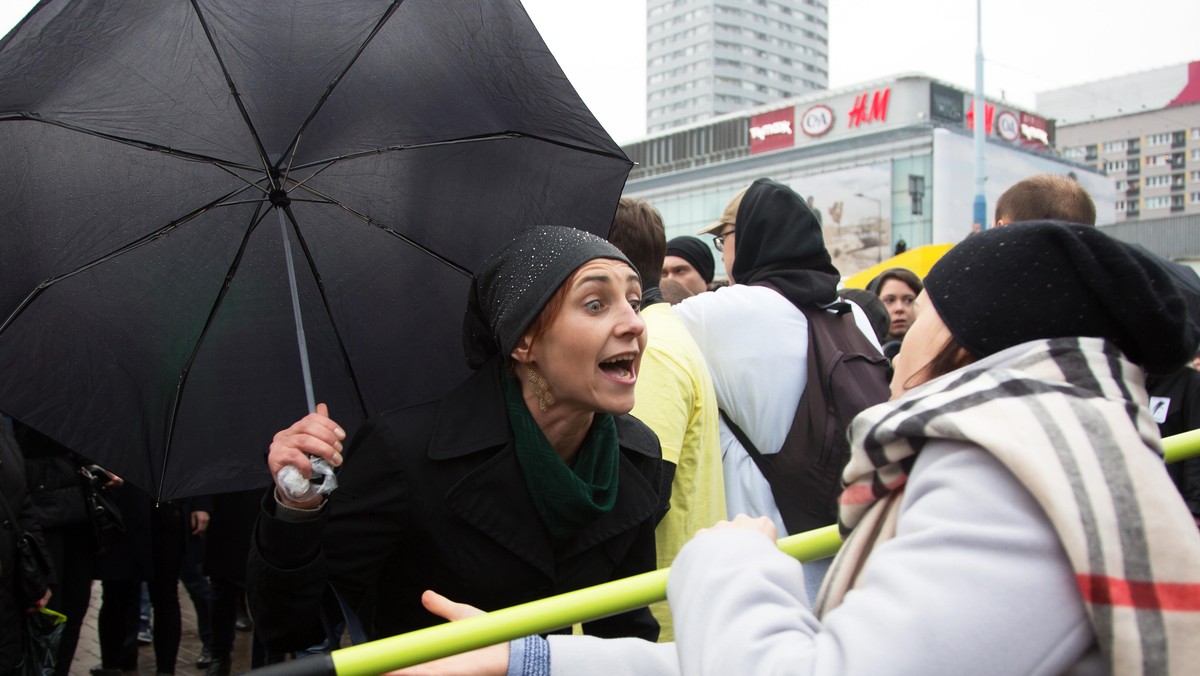 Czarny protest na warszawskiej patelni