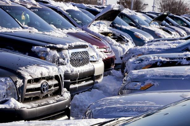 Setki niesprzedanych samochodów Toyoty stoją na placach dilerów