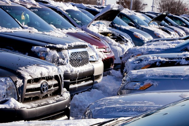 Niesprzedane samochody Toyoty stoją na placach dilerów