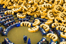 parlament europejski europosłowie biura przekręt afera