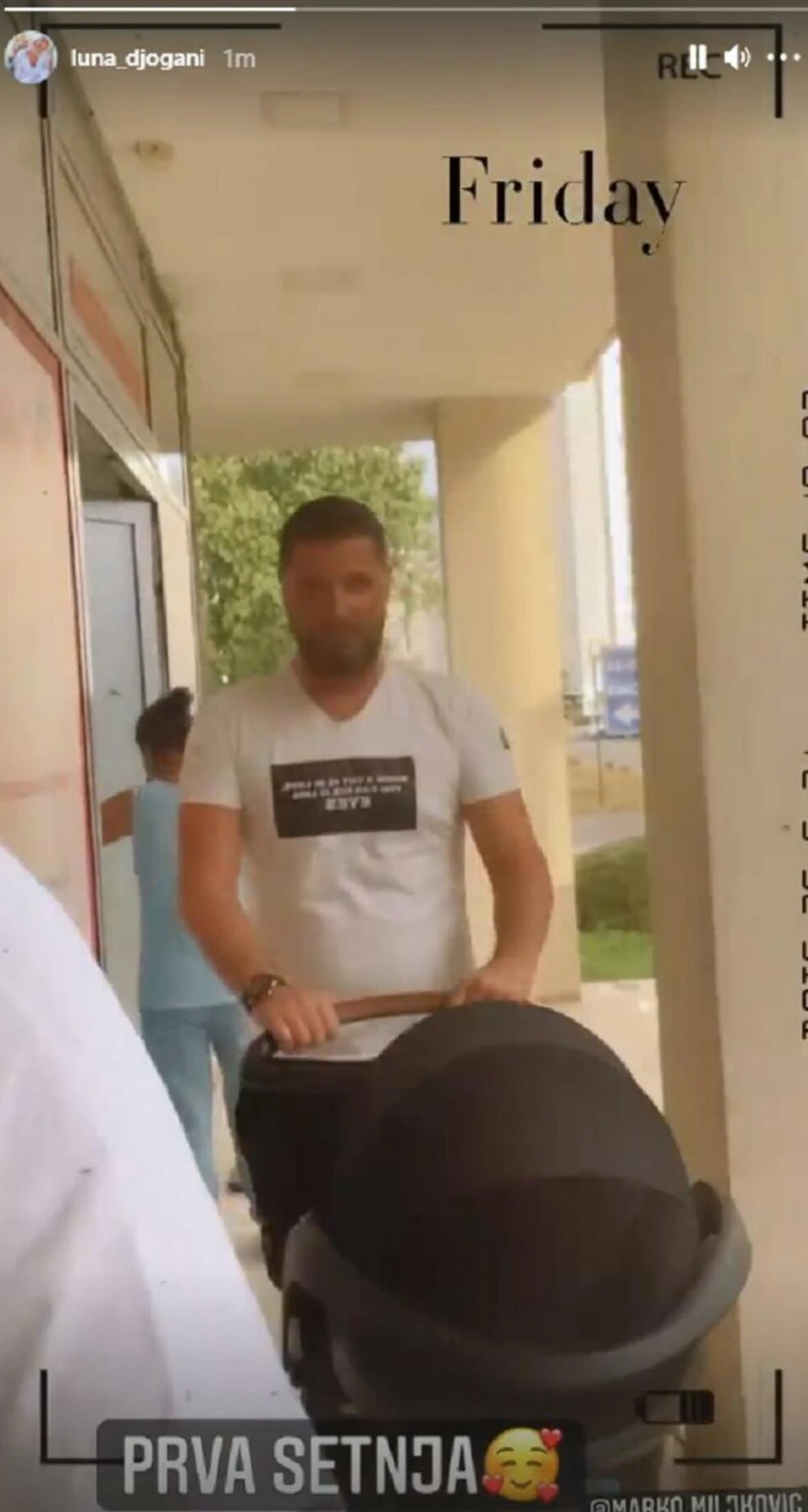 Luna Đogani i Marko Miljković u šetnji sa ćerkicom Miom