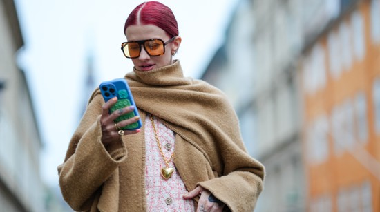 Mégis mi lesz az érzelmi önszabályozással, ha folyton a telefonunktól várjuk a megnyugvást?