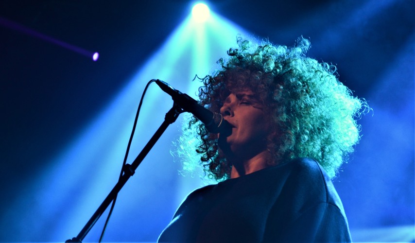 Nosowska na scenie warszawskiego klubu Stodoła. Koncert z 3 listopada 2018 roku.