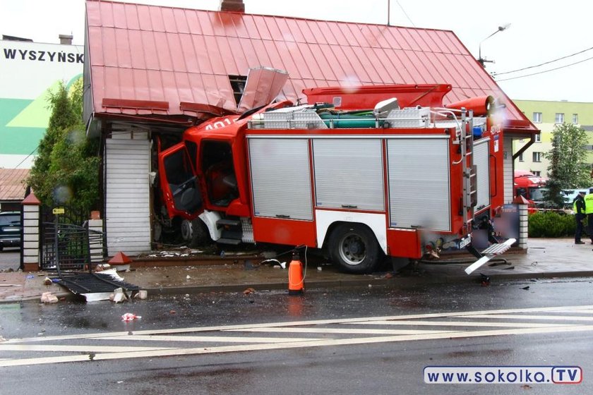 Groźny wypadek w Sokółce. Strażacy uderzyli w dom