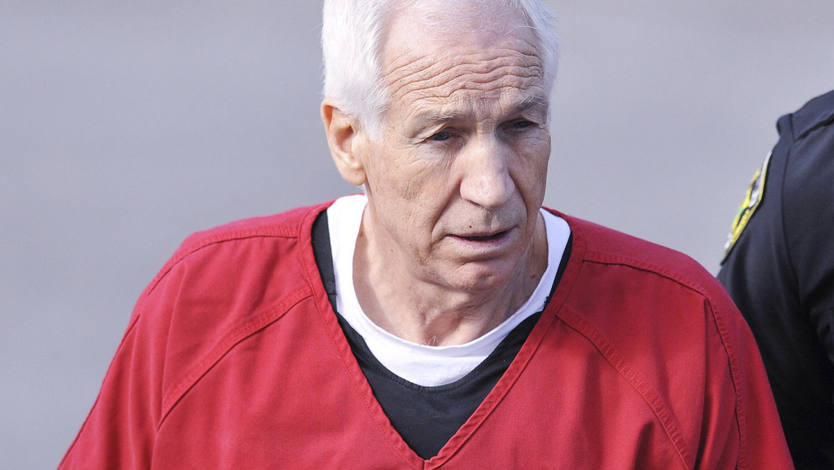 Były asystent trenera drużyny futbolowej uniwersytetu stanowego w Pensylwanii (Penn State) 68-letni Jerry Sandusky, uznany w czerwcu za winnego molestowania seksualnego 10 chłopców w ciągu 15 lat, został we wtorek skazany na karę od 30 do 60 lat więzienia.
