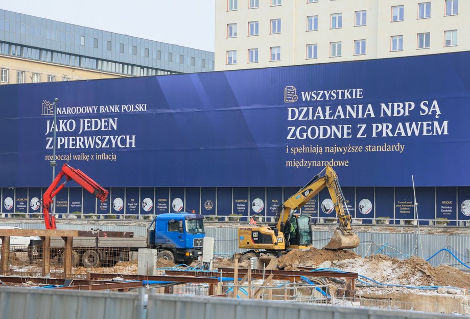 Nowy baner zawisł na budynku NBP w Warszawie. 28 listopada 2023 r.