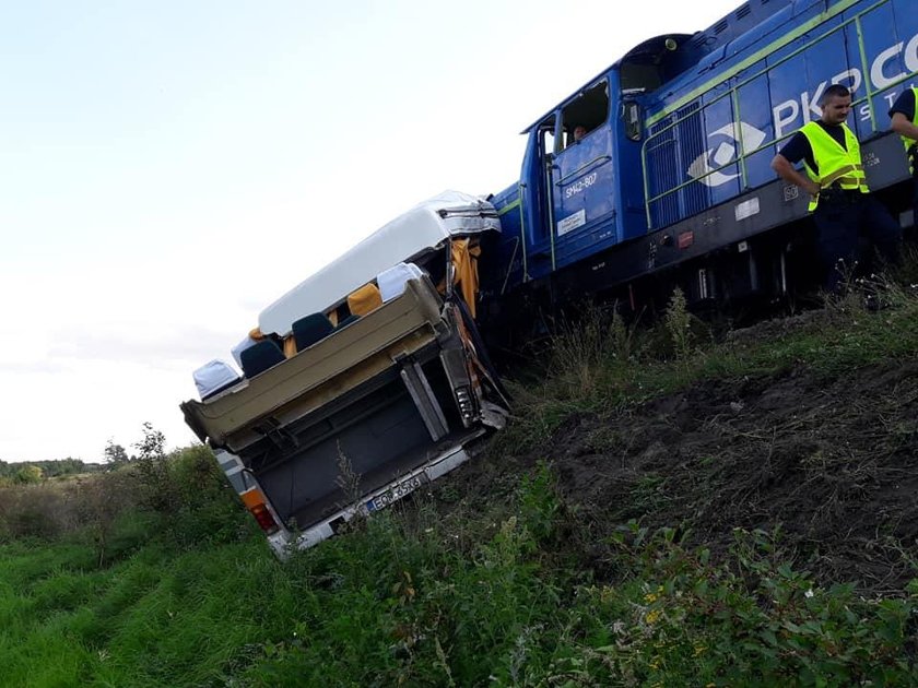 Autobus zderzył się z lokomotywą. Zmarł pasażer