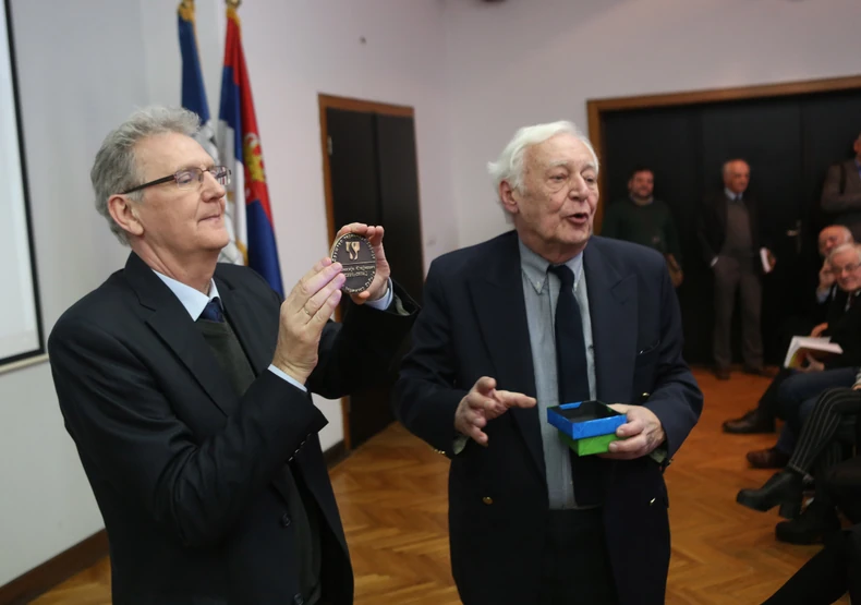 Prigodni pokloni za profesora Radovanovića