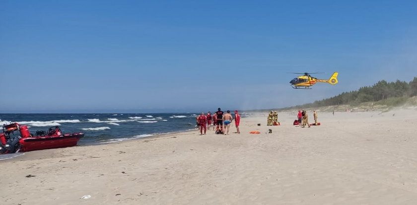 Dramatyczna akcja ratunkowa w Krynicy Morskiej. 13-latek nagle zniknął pod wodą. Trwa walka o jego życie