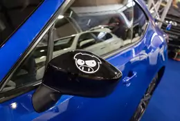 Urocza świnka na lusterku Subaru. Czy wiesz, co oznacza?