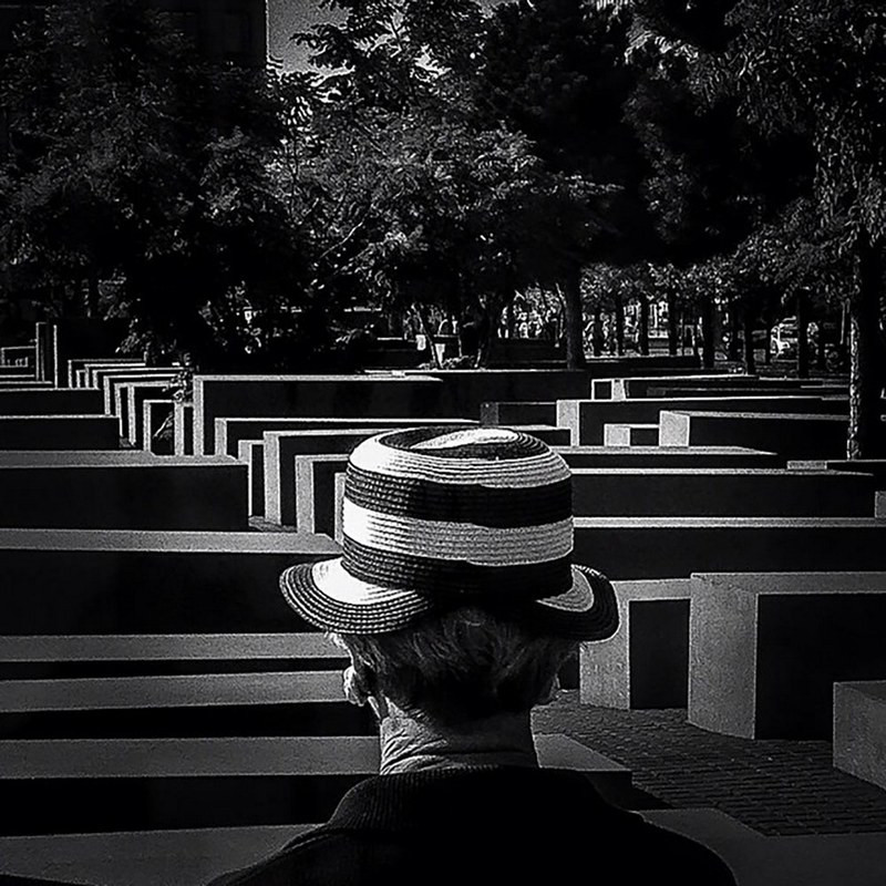 Contemplating The Jewish Holocaust Memorial, fot. Michał Szklanowski