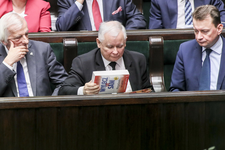 Jarosław Kaczyński z książką "Wylecz się sam"