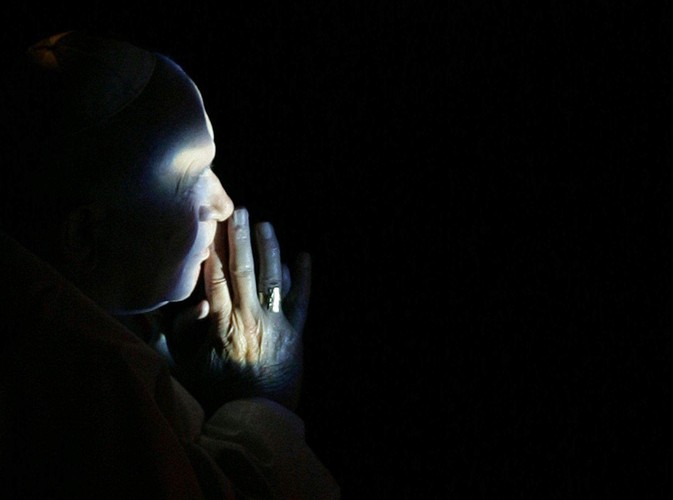 15 października 2004: Jan Paweł II sfotografowany w Auli Pawła VI w Watykanie