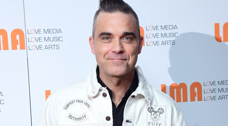 Parókát húzott Robbie Williams /Fotó: Northfoto