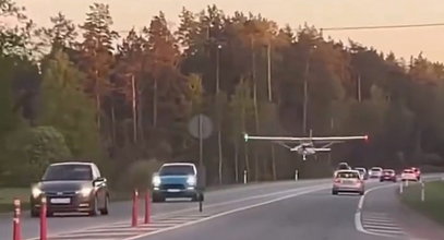 Awionetka wśród samochodów. Awaryjne lądowisko na autostradzie