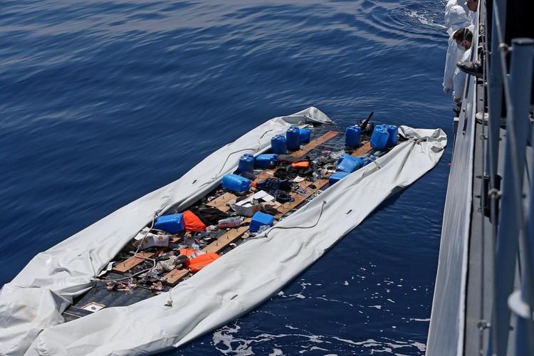 IMIGRANCI PŁYNĄ Z AFRYKI DO EUROPY NA TRATWACH I PONTONACH