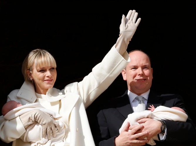 Księżna Charlene i Książę Albert II z dziećmi