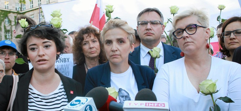 "To jest ten dzień, w którym trzeba stanąć na barykadach". "Straż Marszałkowska jest uzbrojona"