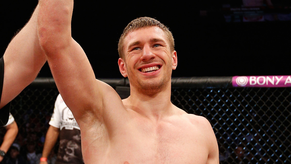 Na UFC Fight Night w Man­che­ste­rze Piotr Hallmann przegrał pojedynek z Al Iaquintą. Amerykanin, który był faworytem starcia, zwyciężył przez jednogłośną decyzję.