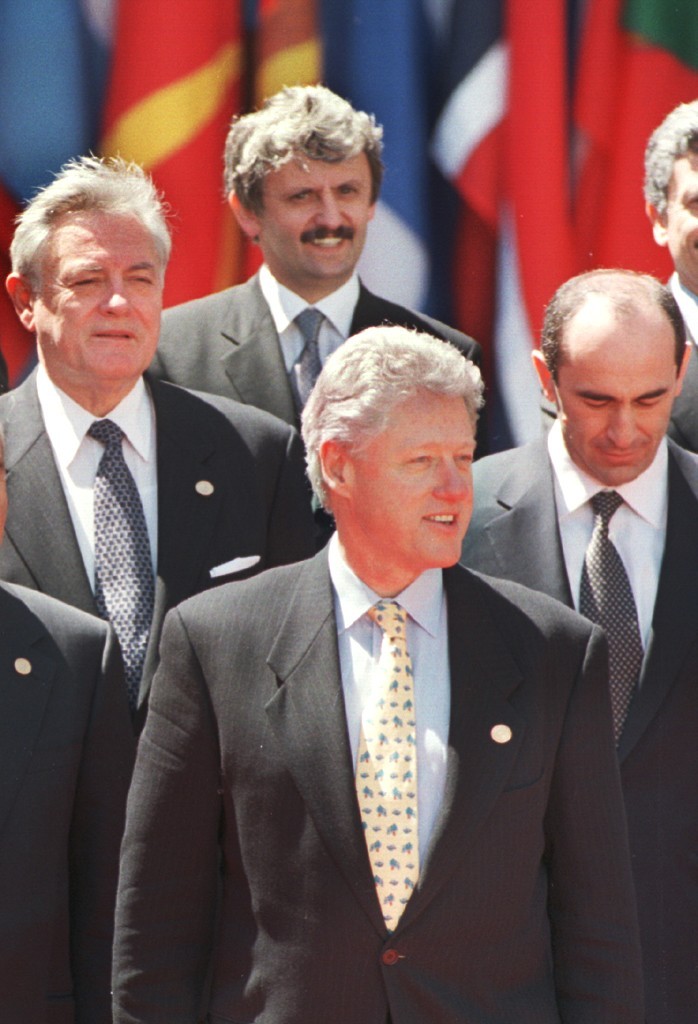 Americký prezident Bill Clinton (uprostred v popredí).
