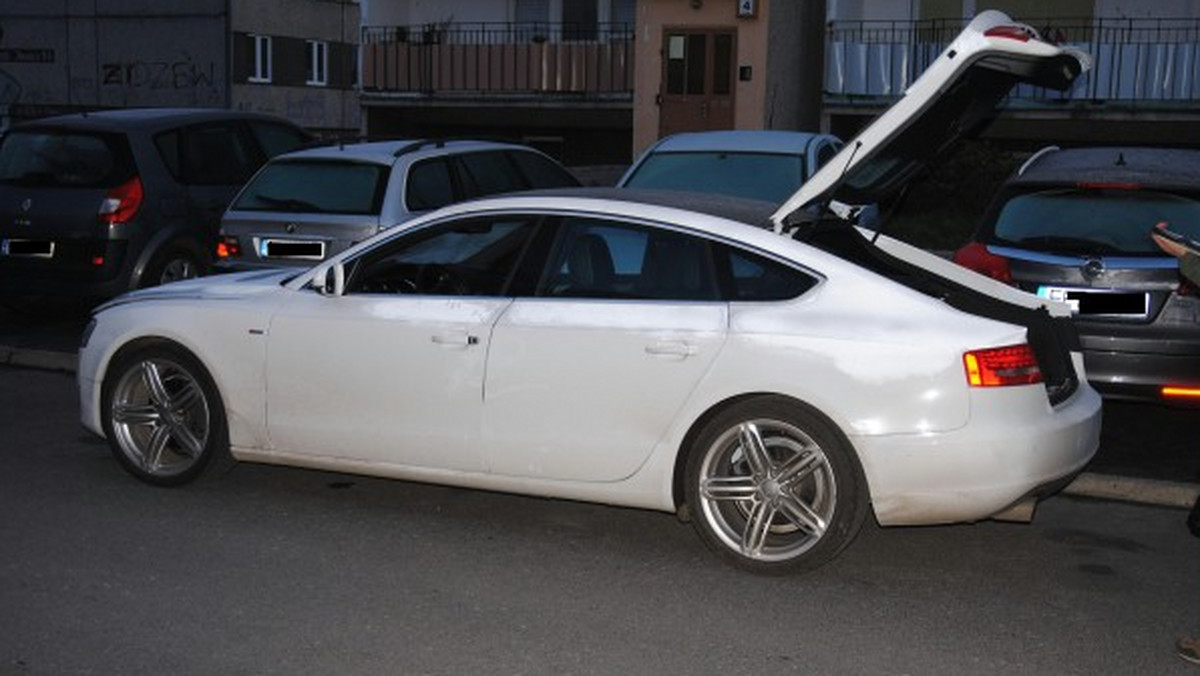 Policjanci z Pabianic zatrzymali dwóch mężczyzn, który próbowali ukraść Audi A7 z osiedlowego parkingu - informuje portal mmlodz.pl.