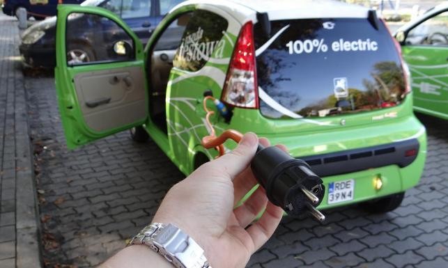 Jeśli zainteresowała Cię ta galeria, zobacz także: <a href='http://auto.dziennik.pl/premiery/galeria/407793,1,romet-4e-samochod-elektryczny-zobacz-zdjecia-cena.html'><b> 6 zł za 100 km jazdy. Właśnie tyle ma kosztować jazda… samochodem o nazwie Romet 4E.</a></b>