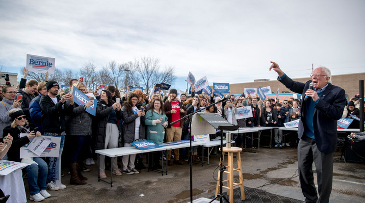 A Demokrata Párt elnökjelöltségére pályázó Bernie Sanders vermonti szenátor támogatóihoz beszél egy kampányrendezvényen az Iowa állambeli Cedar Rapids városban 2020. február 2-án. Az első előválasztást február 3-én rendezik Iowa államban az elnökválasztást november 3-án tartják. /Fotó: MTI/AP/Andrew Harnik