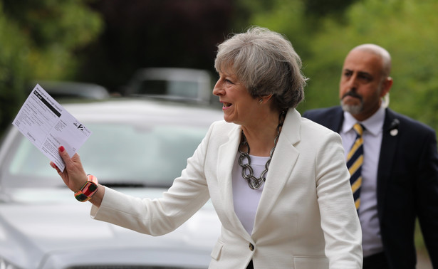 Theresa May wygrała i przegrała jednocześnie. "Nie chcę nikogo obrażać, ale jej pozycja jest słaba"