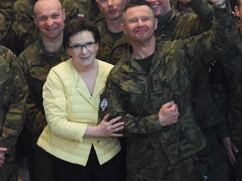 Lekka kurteczka w wiosennym kolorze i o pudełkowym kroju - którą pani premier wykorzystała jako marynarkę - mogła być nadawać stylizacji naprawdę ciekawy charakter...