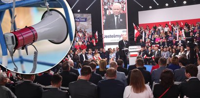 Politycy PiS zbierali się w sali. Nagle z megafonów popłynęły oskarżenia. Emocje wzięły górę