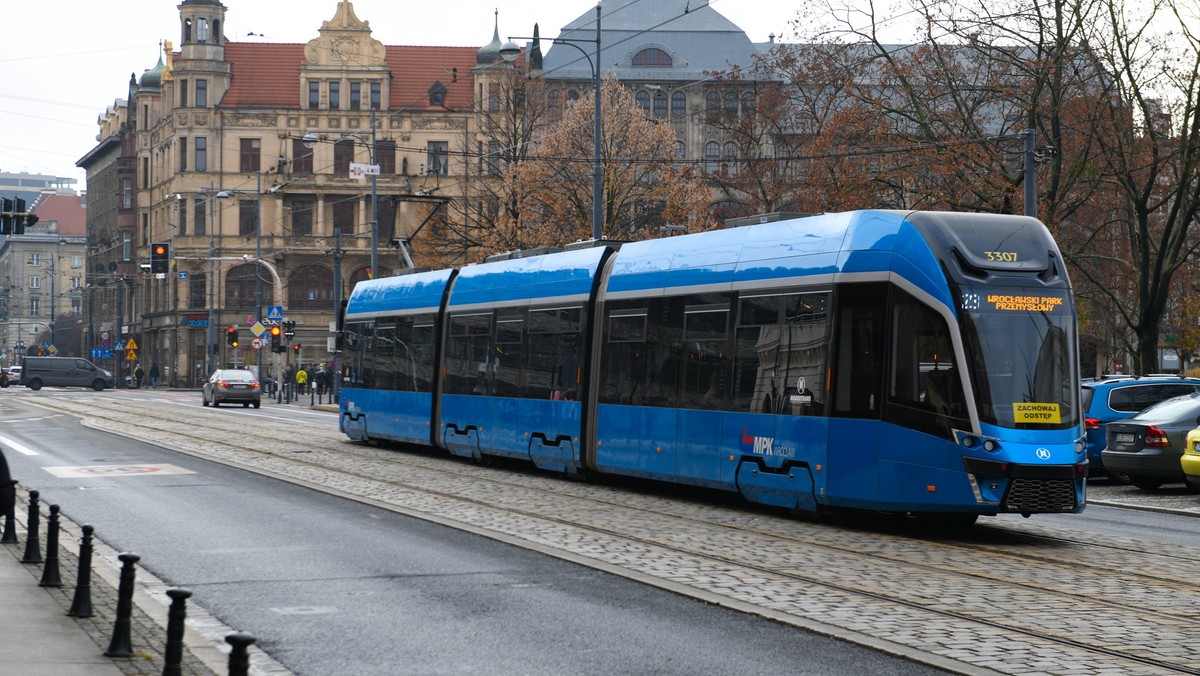 Udawał kontrolera biletów. Skanował karty płatnicze pasażerów