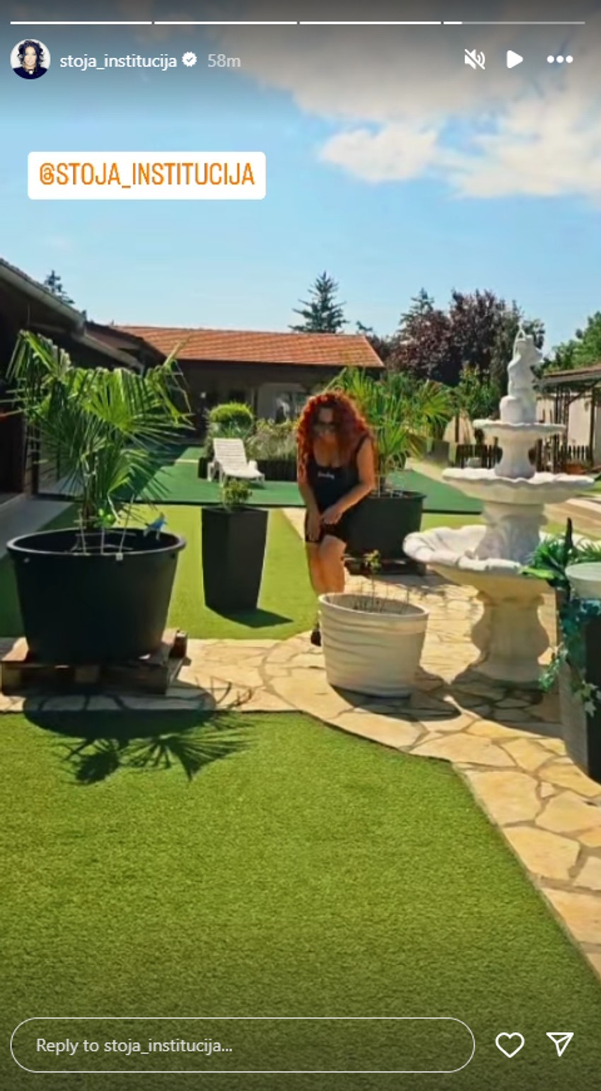 Stoja pokazala dvorište