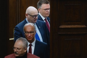 Marszałek Szymon Hołownia, wicemarszałkowie Piotr Zgorzelski z PSL i Włodzimierz Czarzasty z Nowej Lewicy i poseł Marek Jakubiak w Sejmie
