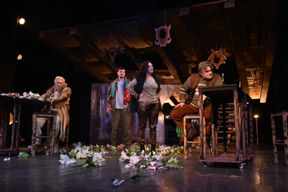 Scena iz predstave "Hajka na vuka"