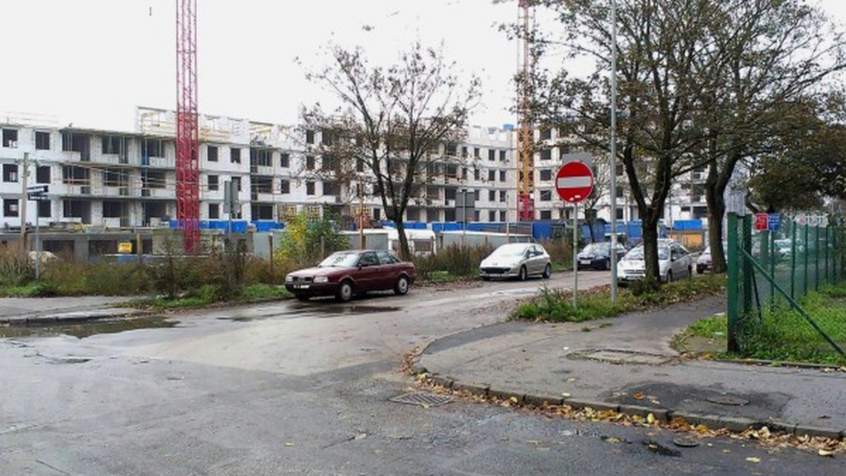 Mieszkanka Bydgoszczy zauważyła problem, jaki mają kierowcy z prawidłowym pokonaniem miejsca, w którym przecinają się ulice Chołoniewskiego i Lwowska. Kłopot polega na ignorowaniu nowych zasad panujących w tym miejscu.