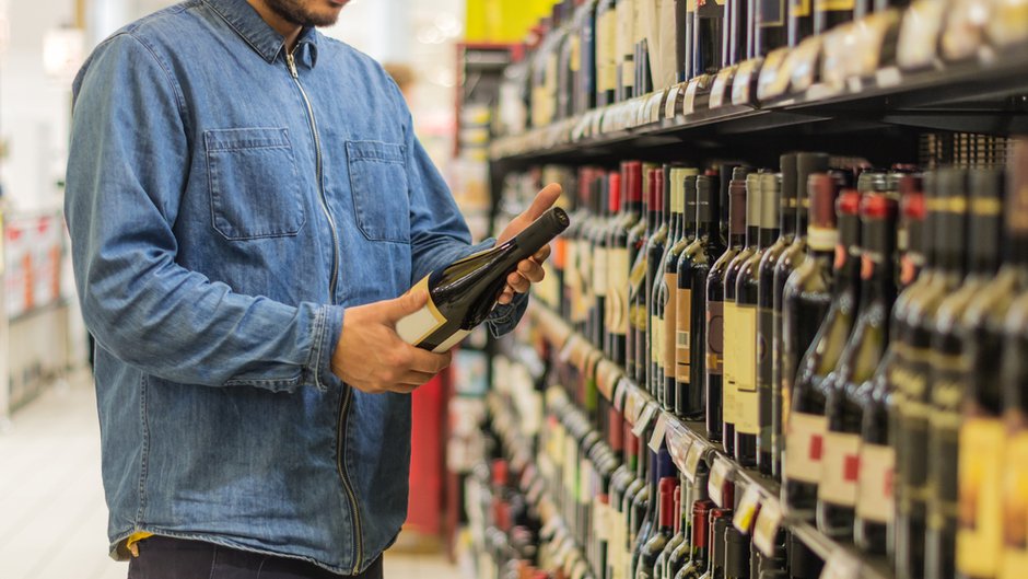 Aktywiści chcą nocnego zakazu sprzedaży alkoholu w sklepach i na stacjach paliw w Warszawie