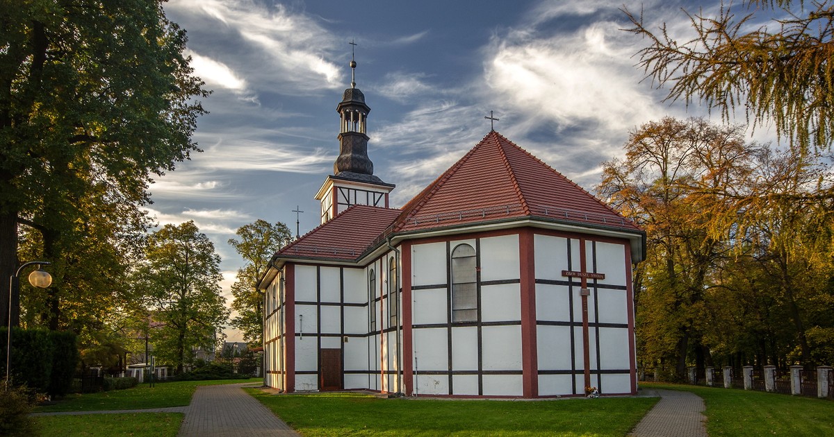 Aż roi się tutaj od kościołów, które są bezcennymi świadkami burzliwej polskiej historii