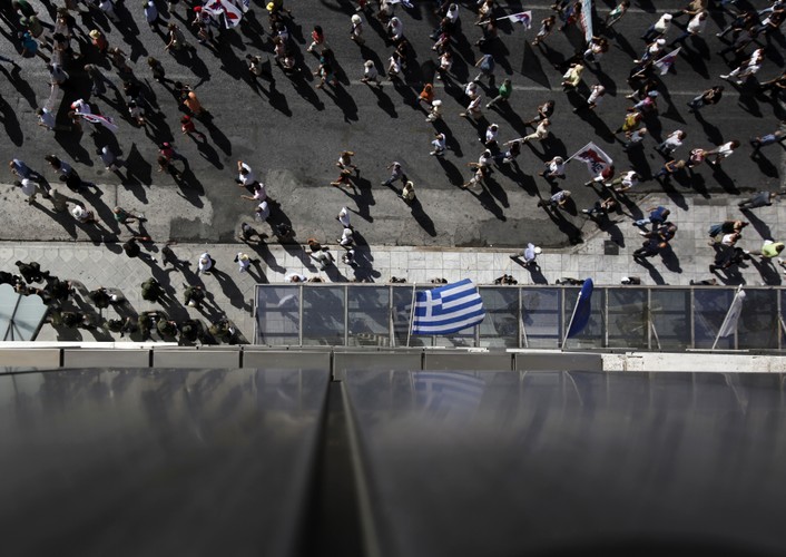 Gdy w pierwszej połowie 2010 roku negocjowano trzy pierwsze pakiety cięć, rząd nie spodziewał się, że recesja wymusi dodatkowe oszczędności. Początkowo zakładano cięcia w wysokości 41 mld euro (28 mld euro przewidziane na lata 2010-11 oraz 13 mld euro na lata 2012-24). Okazało się, że to nie wystarczy. Konieczne były dwa dodatkowe programy oszczędności – czwarty przyjęty w czerwcu 2011 r. i piąty w 2012 roku. Kwota oszczędności zwiększyła się do 65 mld euro, co odpowiada 31 proc. greckiego PKB w 2012 roku. W ramach tego planu w latach 2013-14 rząd musi przeprowadzić reformy, które przyniosą ostatnie 16 mld euro. Szósty pakiet reform został przyjęty w listopadzie 2012 roku.