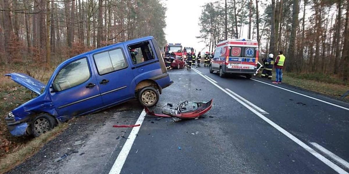 Wypadek na DK nr 74. Trzy zmiażdżone auta, siedem osób rannych