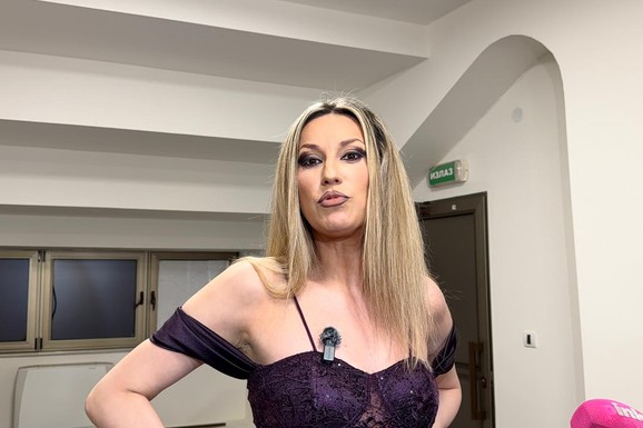 "NA LEKOVIMA SAM, A TATA MI JE NAJBOLJE OD SVIH NAS" Zbog Rade Manojlović se okretali Jelena i Sloba Radanović! Došla u providnom, pa otkrila da je ODUSTALA OD SVADBE
