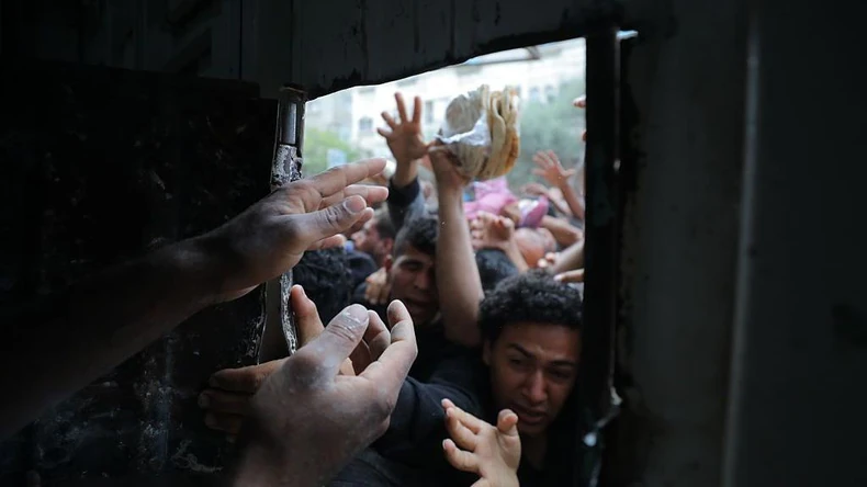 Palestinci pokušavaju da dođu do hleba u pekari u Gazi 22. maja | Foto: Getty Images