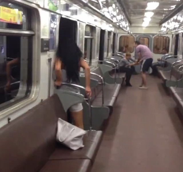 Nyitott ajtóval száguldott a metró - íme a videó! - Blikk Rúzs