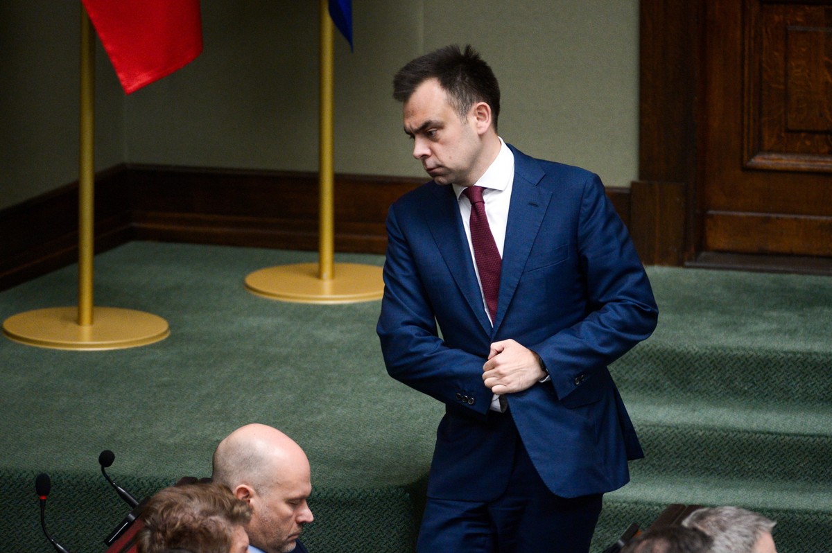 Warszawa, 24.04.2024. Minister finansów Andrzej Domański w ławach rządowych na sali obrad Sejmu w Warszawie, 24 bm. Sejm rozpoczyna trzydniowe posiedzenie. Posłowie zaczną obrady od przeprowadzenia II czytania rządowego projektu nowelizacji ustaw związanych z funkcjonowaniem administracji rządowej. (mr) PAP/Marcin Obara