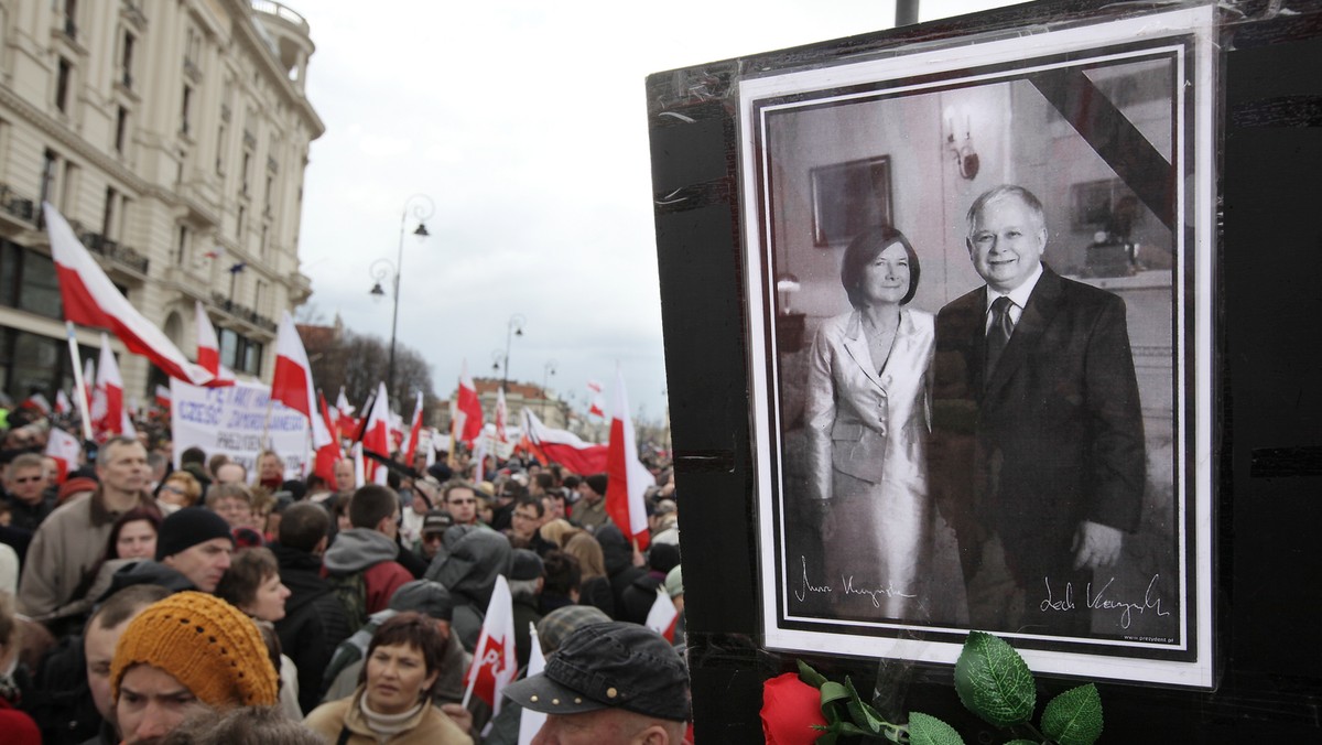 W parafii św. Andrzeja Boboli w zachodnim Londynie odprawiono w niedzielę uroczystą mszę św. i uczczono pamięć ostatniego prezydenta RP na uchodźstwie Ryszarda Kaczorowskiego, który jest jedną z 96 ofiar katastrofy pod Smoleńskiem.