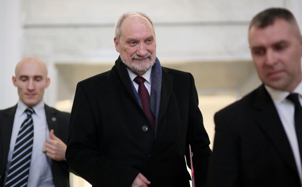 Według posłanki Macierewicz zachowuje się jak "dziecko w sklepie z zabawkami"