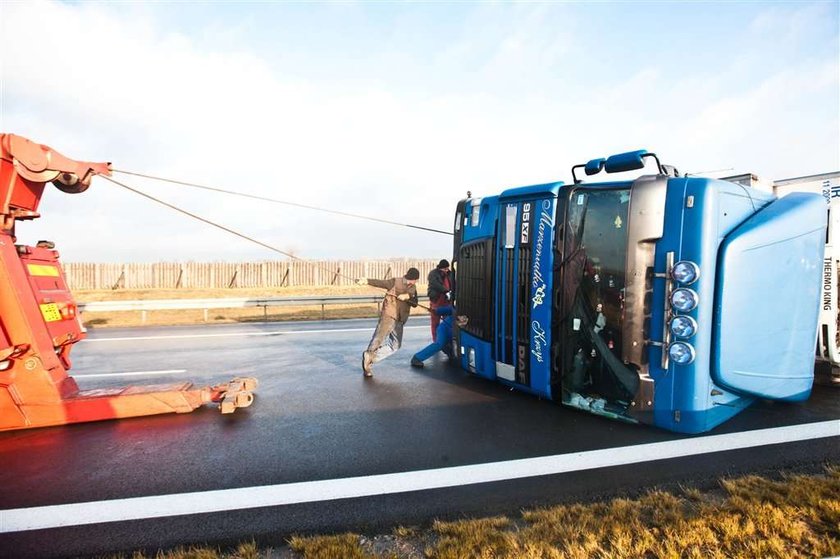 Ciężarówka zablokowała autostradę 