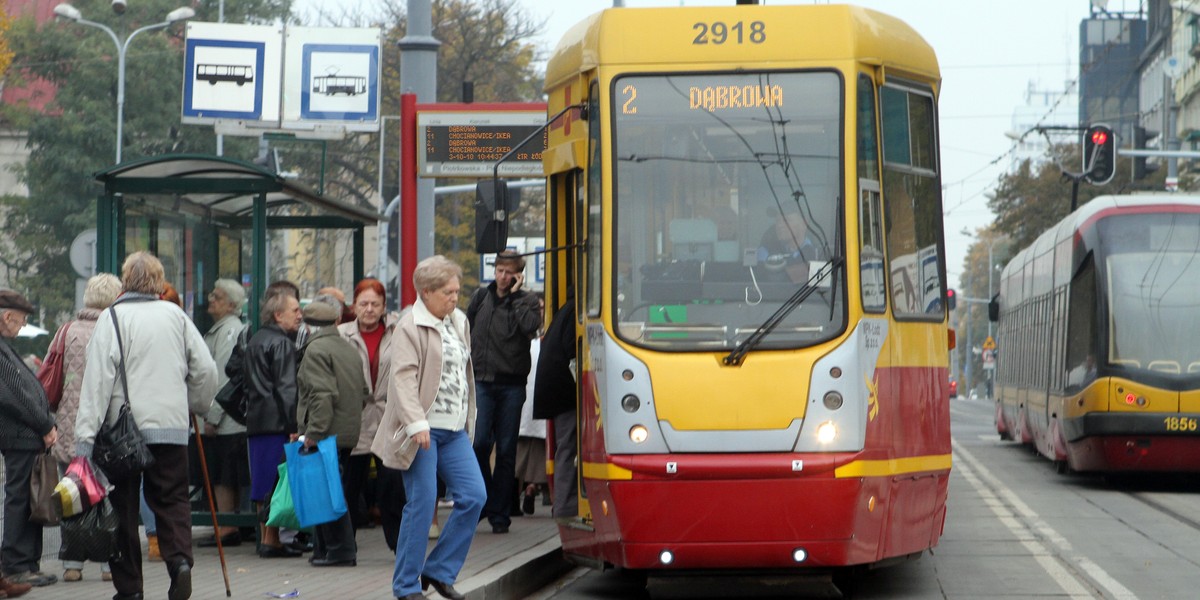 PASAŻEROWIE NA PRZYSTANKU TRAMWAJOWYM NA PLACU NIEPODLEGLOŚCI 