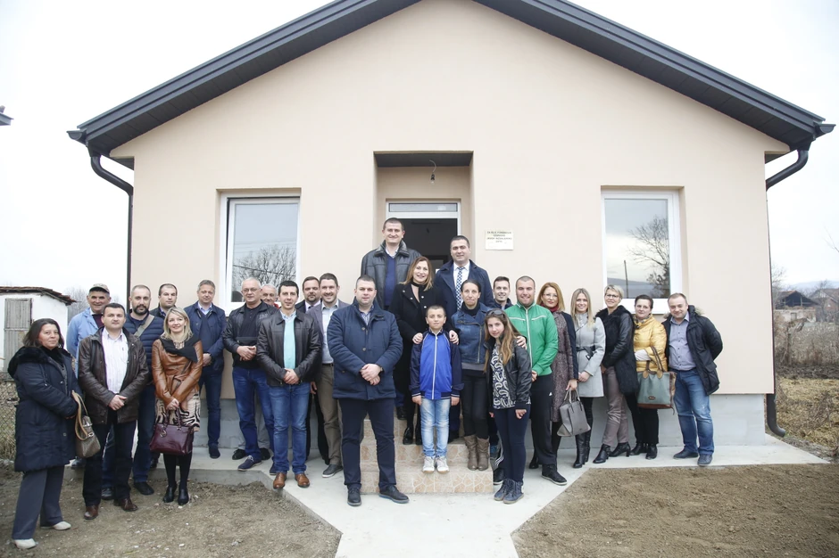 Maksimovići ispred nove kuće