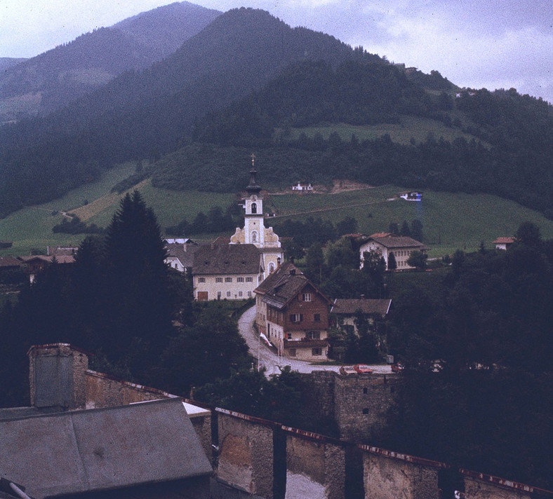 Widok z wieży zamku na wieś Itter. Na przedzie gospoda, za nią kościół św. Józefa, 1979 r.