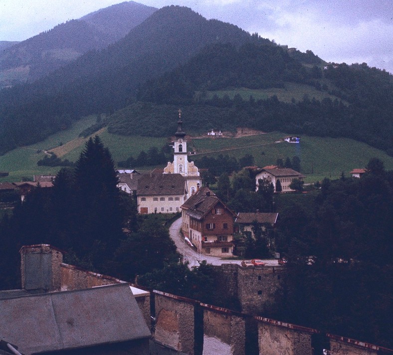 Widok z wieży zamku na wieś Itter. Na przedzie gospoda, za nią kościół św. Józefa, 1979 r.